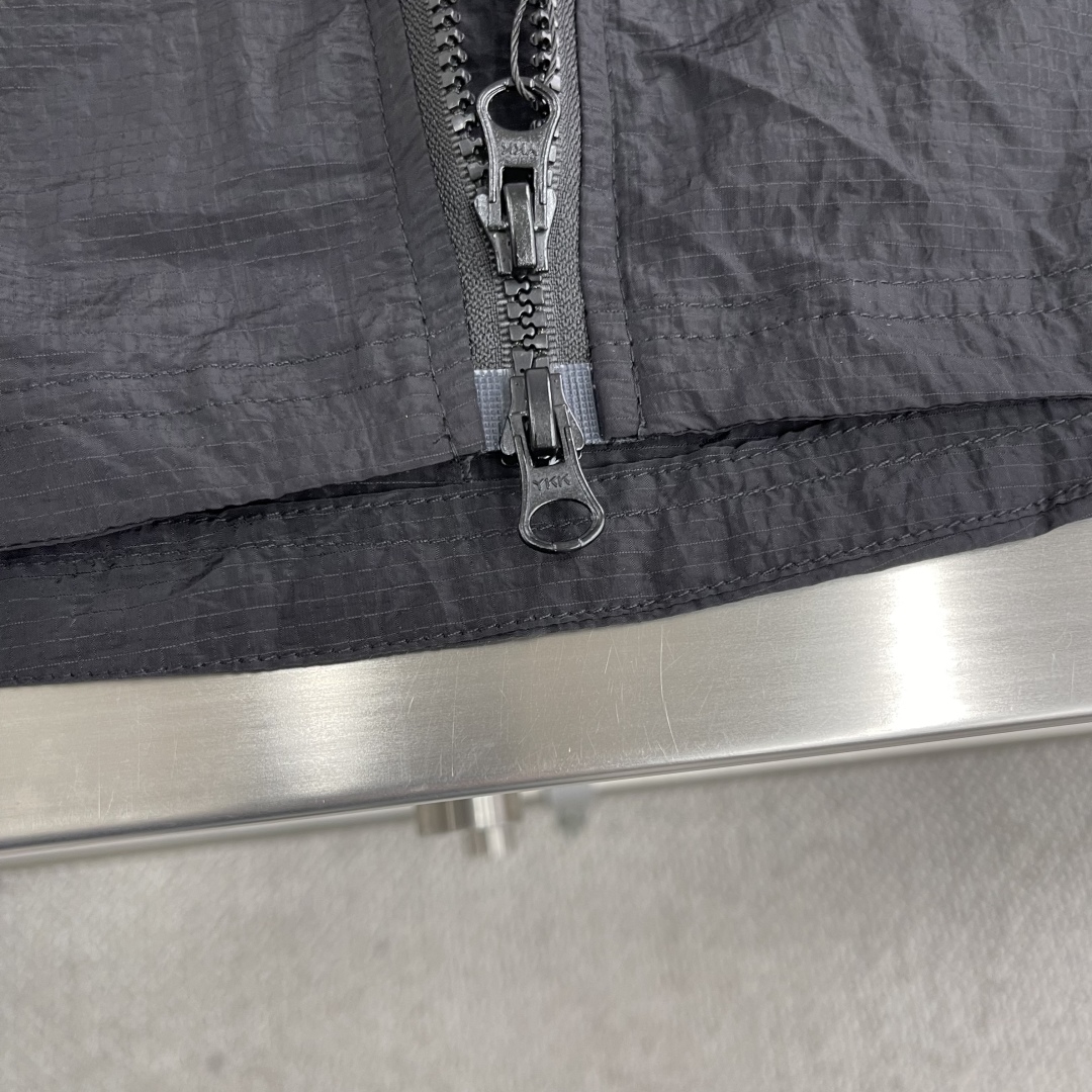 

-Stone Island 25SS早春新款休闲防晒衣！表层光滑，网眼内层舒适透气，耐洗不易变形，实