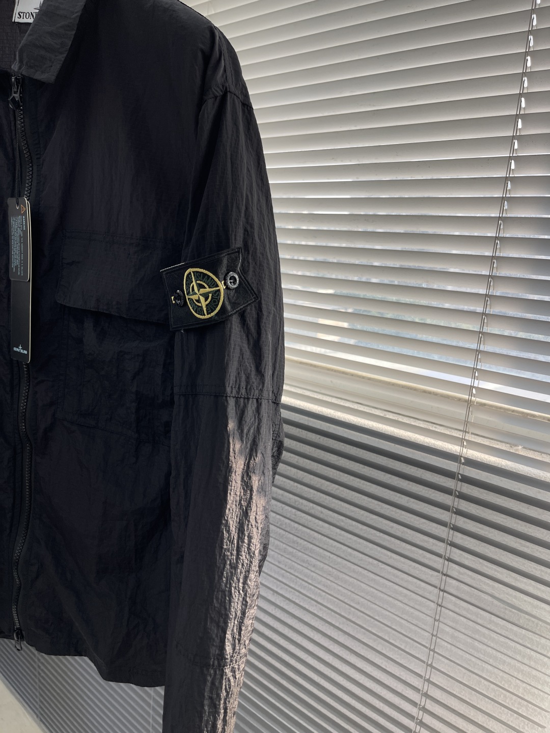 

-Stone Island 25SS早春新款休闲防晒衣！表层光滑，网眼内层舒适透气，耐洗不易变形，实
