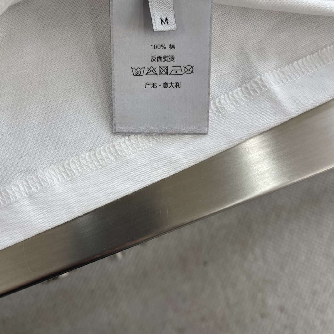 Dior White Cotton T-Shirt with "Dior for my real friends" Embroidery 6 cmp i1742120635257 9522 0 3