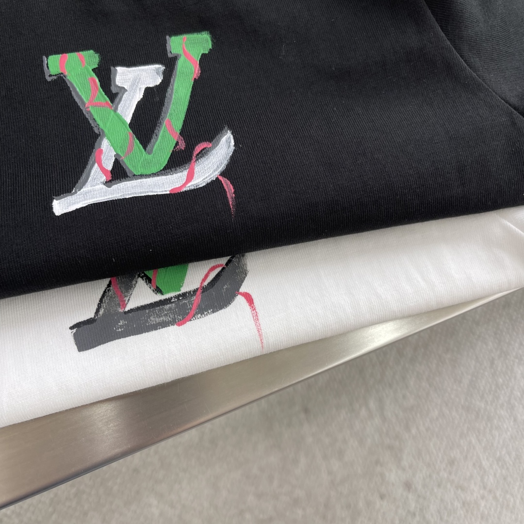 Louis Vuitton 2025SS Hand-Painted Logo T-Shirt, Short Sleeve, Fashionable 4 cmp i1742121616617 5422 0 2
