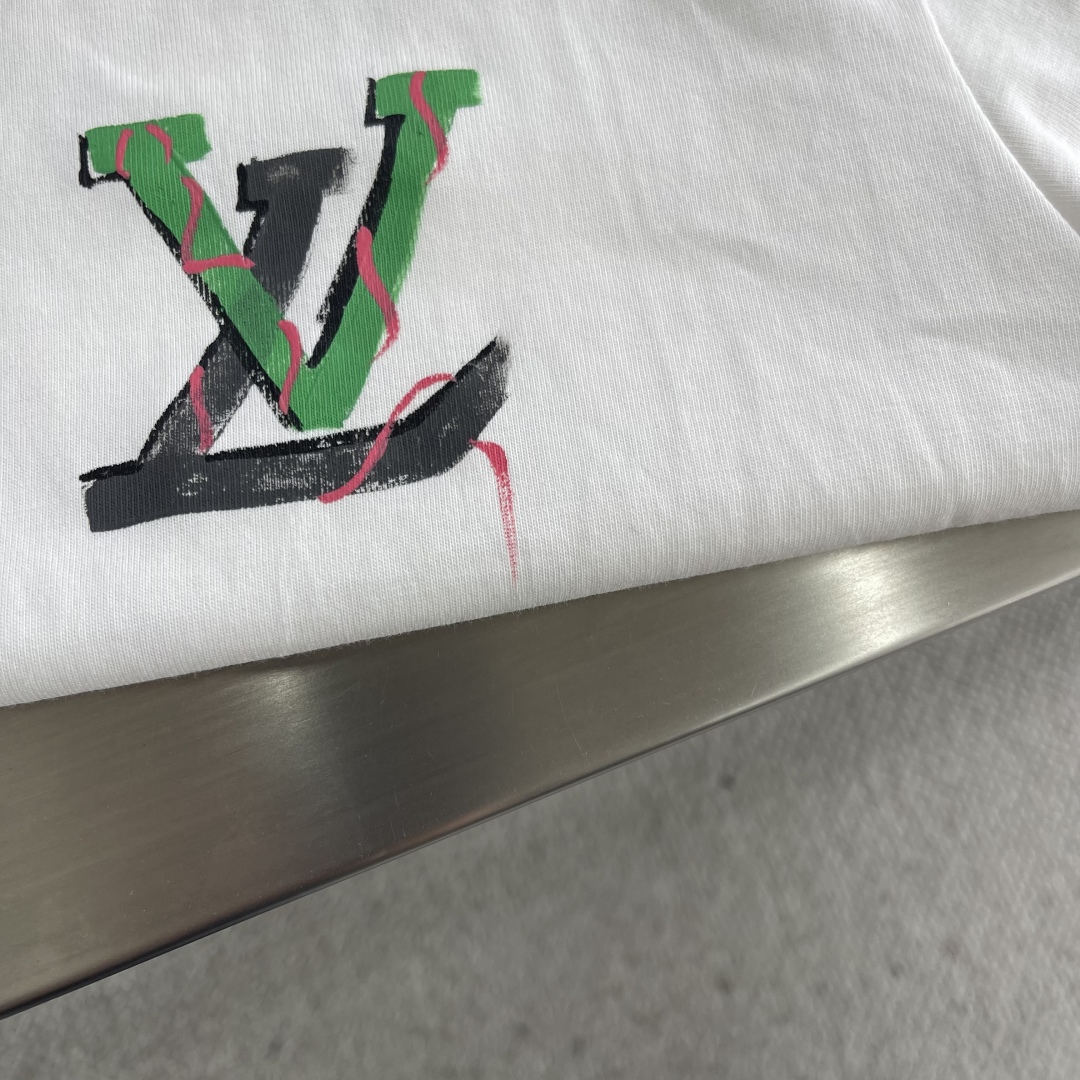 Louis Vuitton 2025SS Hand-Painted Logo T-Shirt, Short Sleeve, Fashionable 5 cmp i1742121717513 4033 0 1