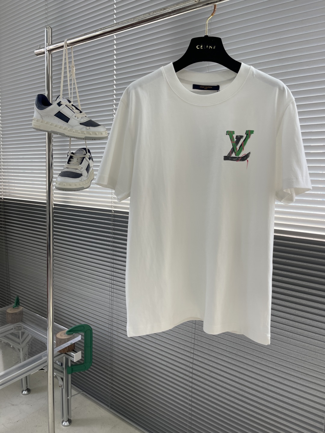 Louis Vuitton 2025SS Hand-Painted Logo T-Shirt, Short Sleeve, Fashionable 1 cmp i1742123402502 2455 0 5