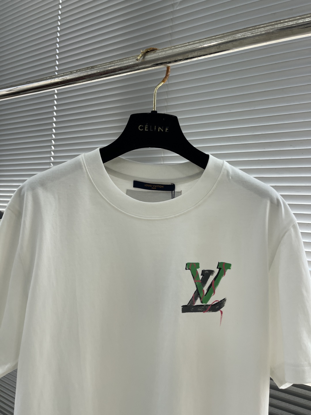 Louis Vuitton 2025SS Hand-Painted Logo T-Shirt, Short Sleeve, Fashionable 2 cmp i1742123402525 3954 0 6