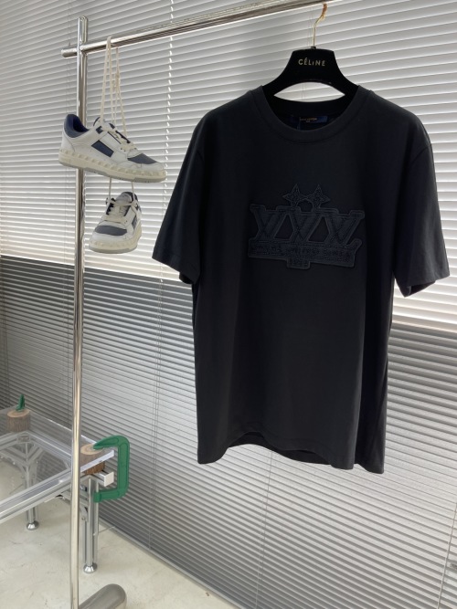 Louis Vuitton 2025 Spring/Summer Black Cotton T-Shirt with Logo, Luxury Design 1 Louis Vuitton 2025 Spring/Summer Black Cotton T-Shirt with Logo, Luxury Design