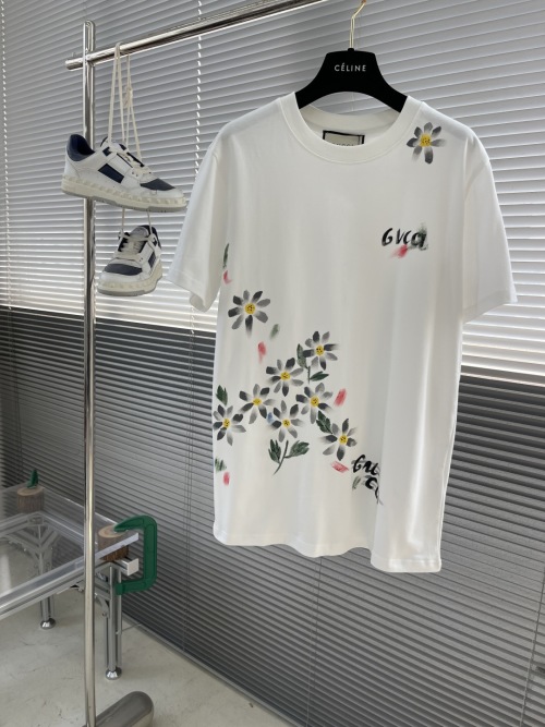 Gucci 2025SS Hand-Painted Logo T-Shirt - Stylish, Comfortable, and High-Quality 1 Gucci 2025SS Hand-Painted Logo T-Shirt - Stylish, Comfortable, and High-Quality