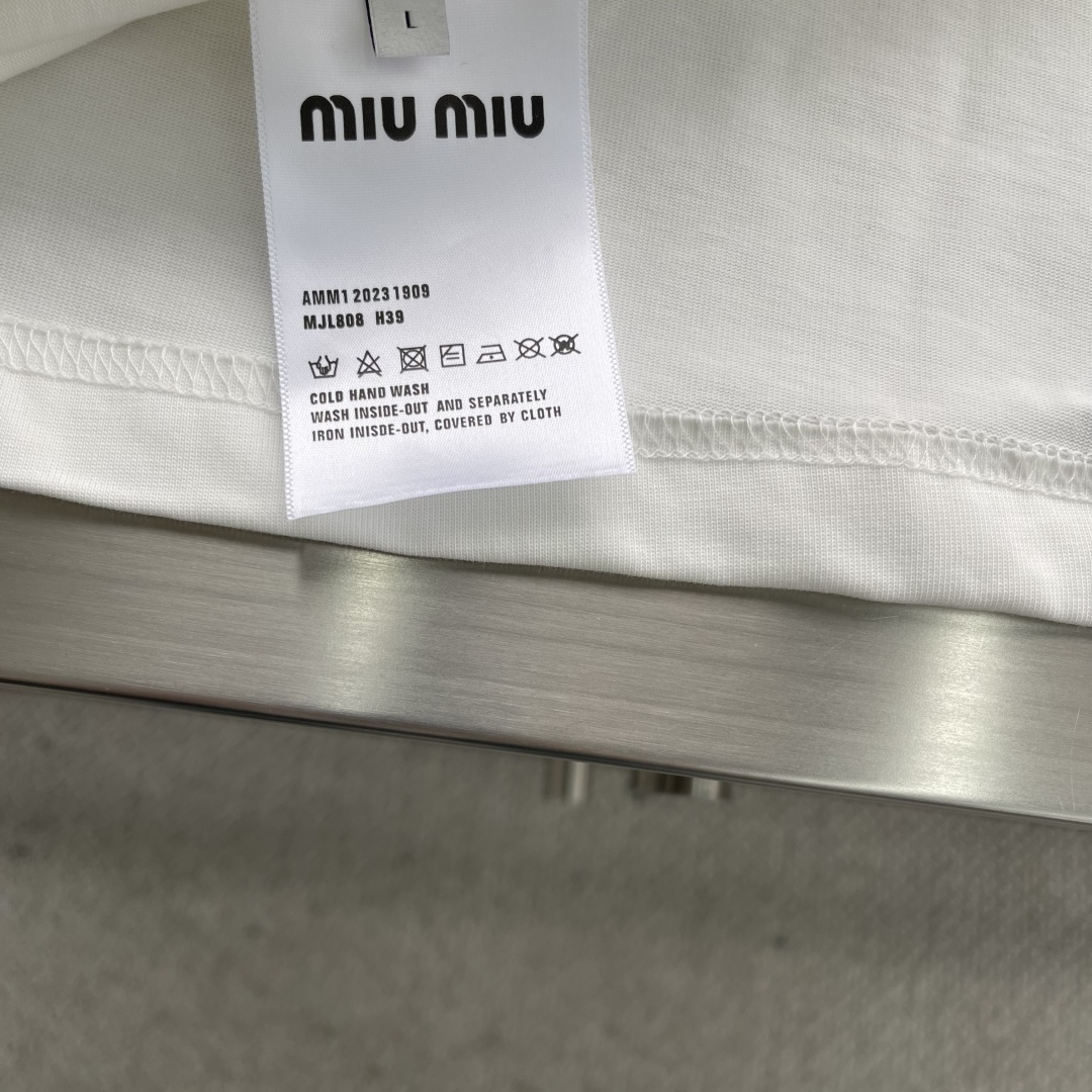 Miu Miu Women's 2025SS Round Neck Short Sleeve T-Shirt with Logo Design 7 cmp i1742202834623 5590 0 4