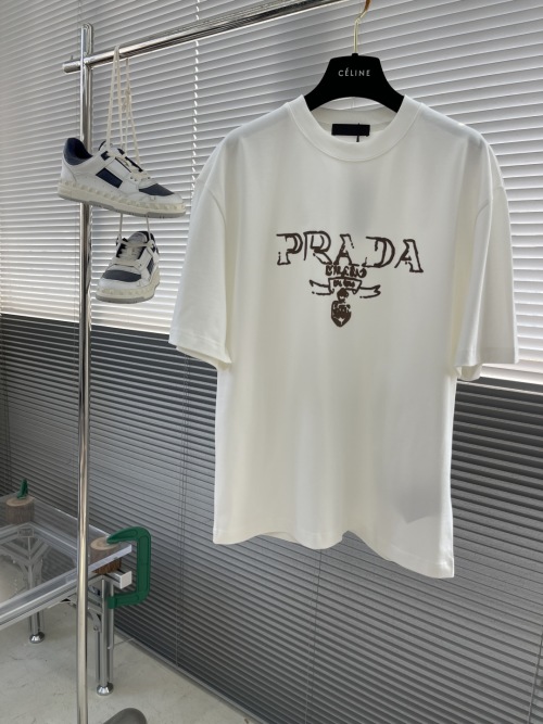 Prada 2025SS Round Neck Fashion Short Sleeve T-Shirt, Pure Cotton Fabric 1 Prada 2025SS Round Neck Fashion Short Sleeve T-Shirt, Pure Cotton Fabric