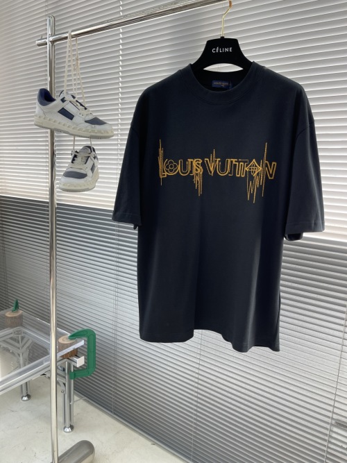 Louis Vuitton 2025SS Graphic Print Cotton T-Shirt, Trendy Short Sleeve Top 1 Louis Vuitton 2025SS Graphic Print Cotton T-Shirt, Trendy Short Sleeve Top