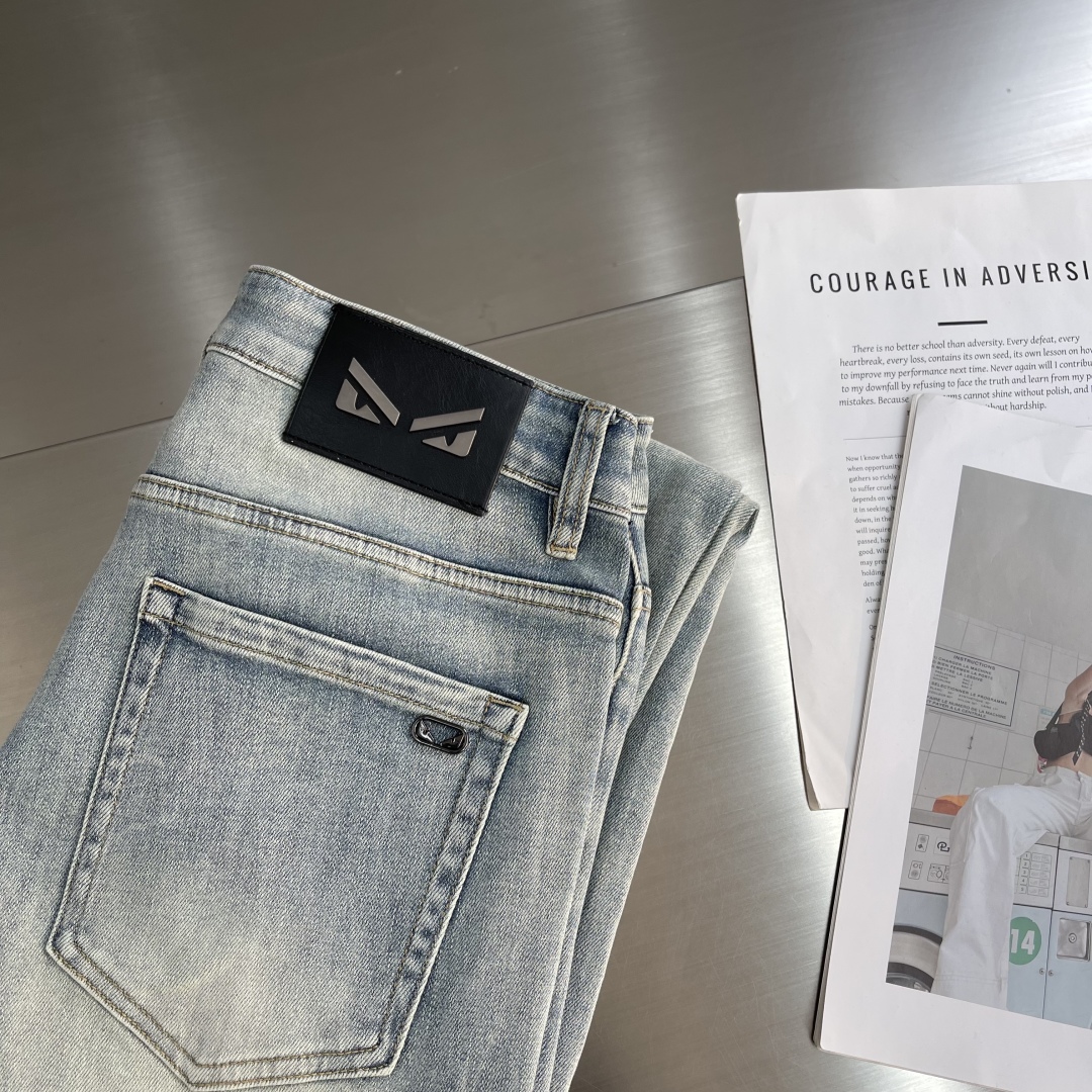 Fendi 25SS Light Wash Slim Fit Jeans with Signature Logo Patch 1 cmp i1742293488371 6664 0 0