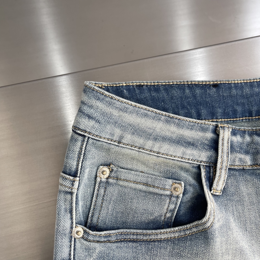Fendi 25SS Light Wash Slim Fit Jeans with Signature Logo Patch 4 cmp i1742293488376 4030 0 2