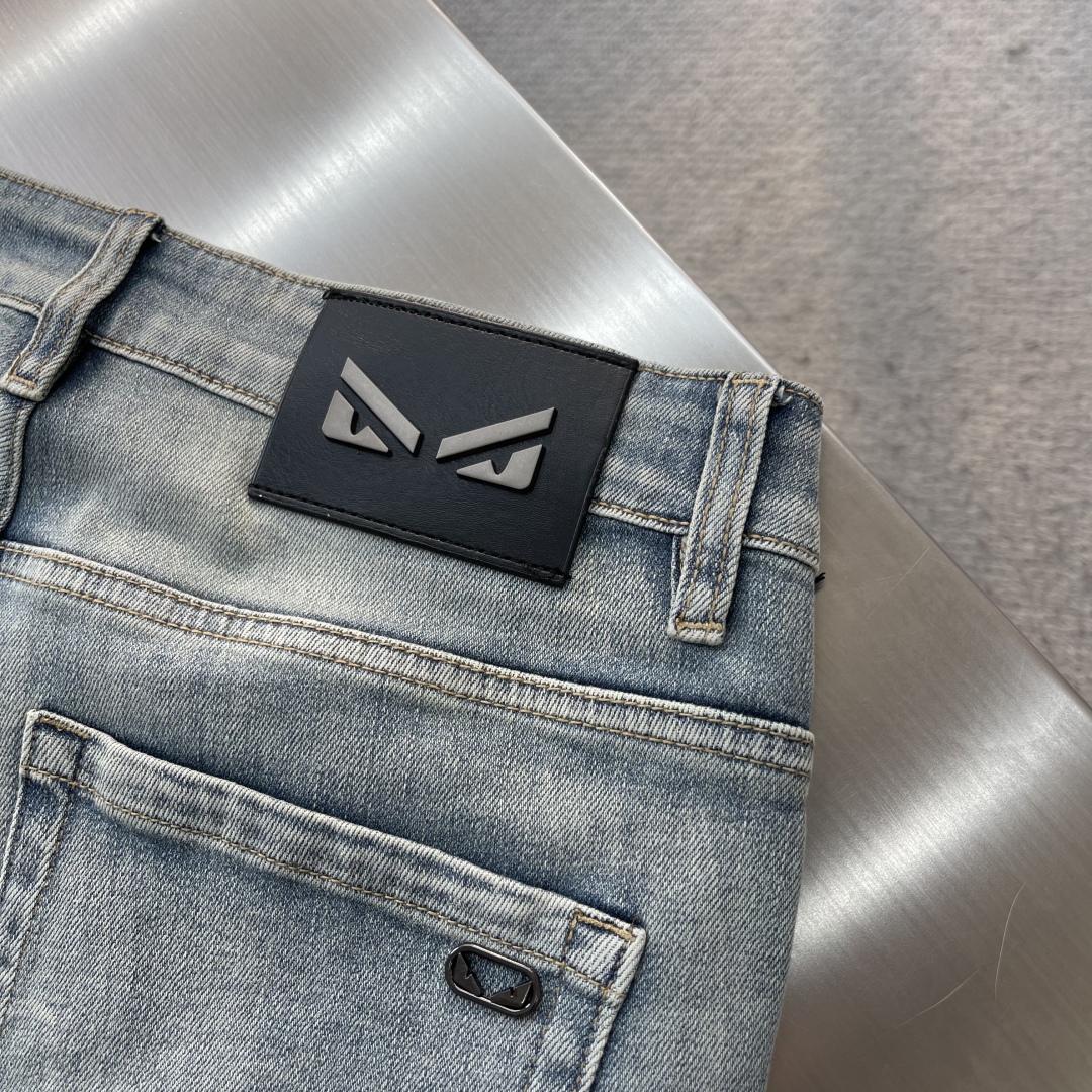 Fendi 25SS Light Wash Slim Fit Jeans with Signature Logo Patch 7 cmp i1742293488379 4304 0 5
