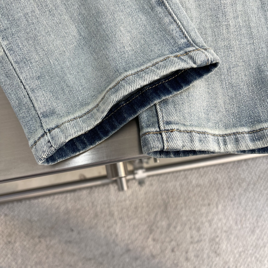 Fendi 25SS Light Wash Slim Fit Jeans with Signature Logo Patch 5 cmp i1742293488380 6727 0 3