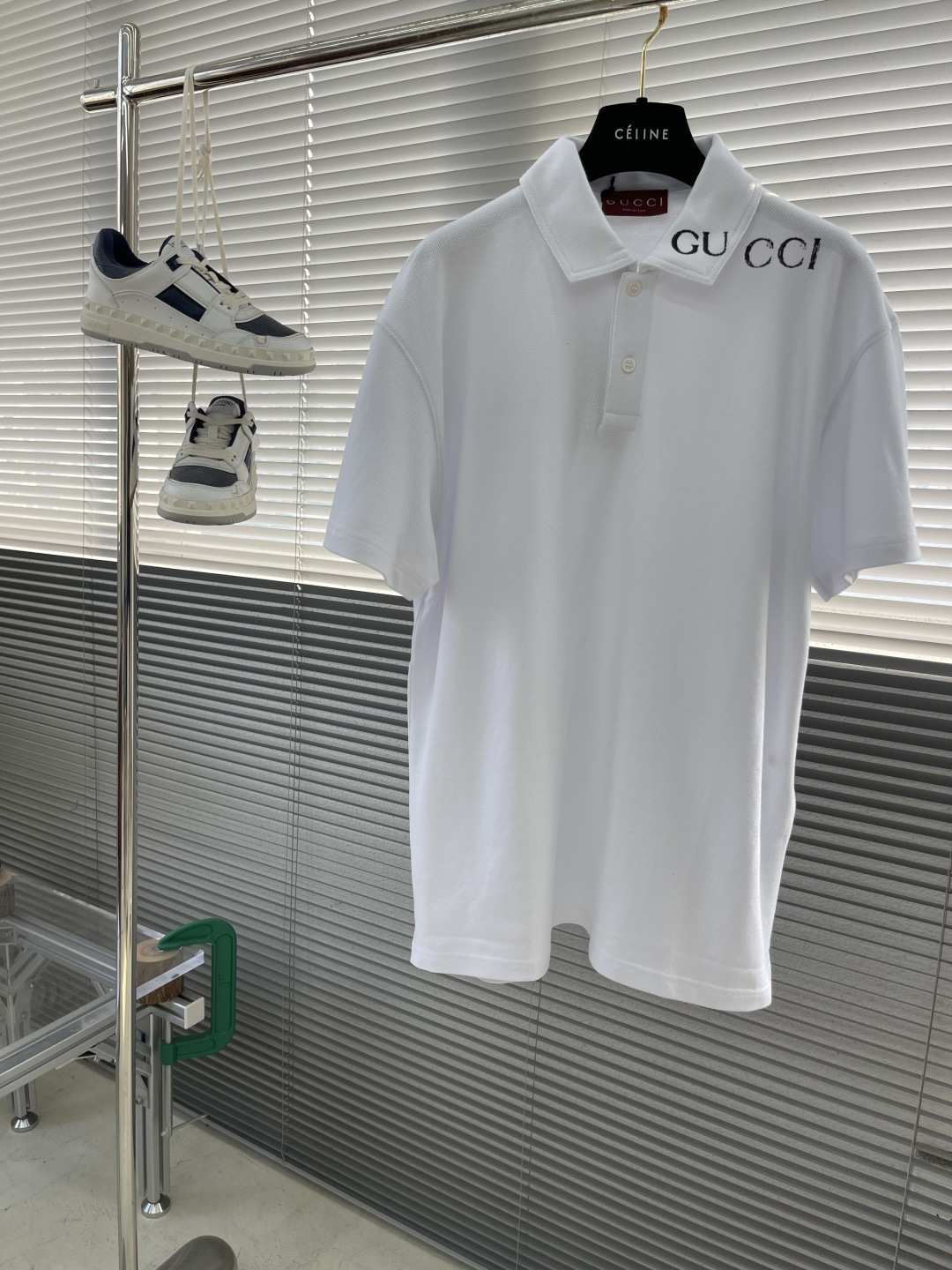 NO:135902,GUCC 25ss early spring new series offers a variety of classic style items, knitted sweaters and Polo shirts are soft in texture, and they are introverted and ingenious details, making daily styles more charming. This Polo shirt is inspired by elastic beads and floors, and is wonderfully embellished with Gucc prints. Size S.M.L. Size SML. Length 717375. Shoulder width 485052. Bust 53555759., gucci, alexander wang.19860909GUCC 25ss早春新款系列挚献多款经典风格单品,针织衫和Polo衫质感柔软,以内敛巧致细节出彩,令日常造型更显迷人.这款Polo衫以弹力珠地棉匠心演绎,精彩缀饰Gucc印花. 码数S.M.L. 尺码SML 衣长717375 肩宽485052 胸围53555759,,gucci,alexander wang,Men's clothing