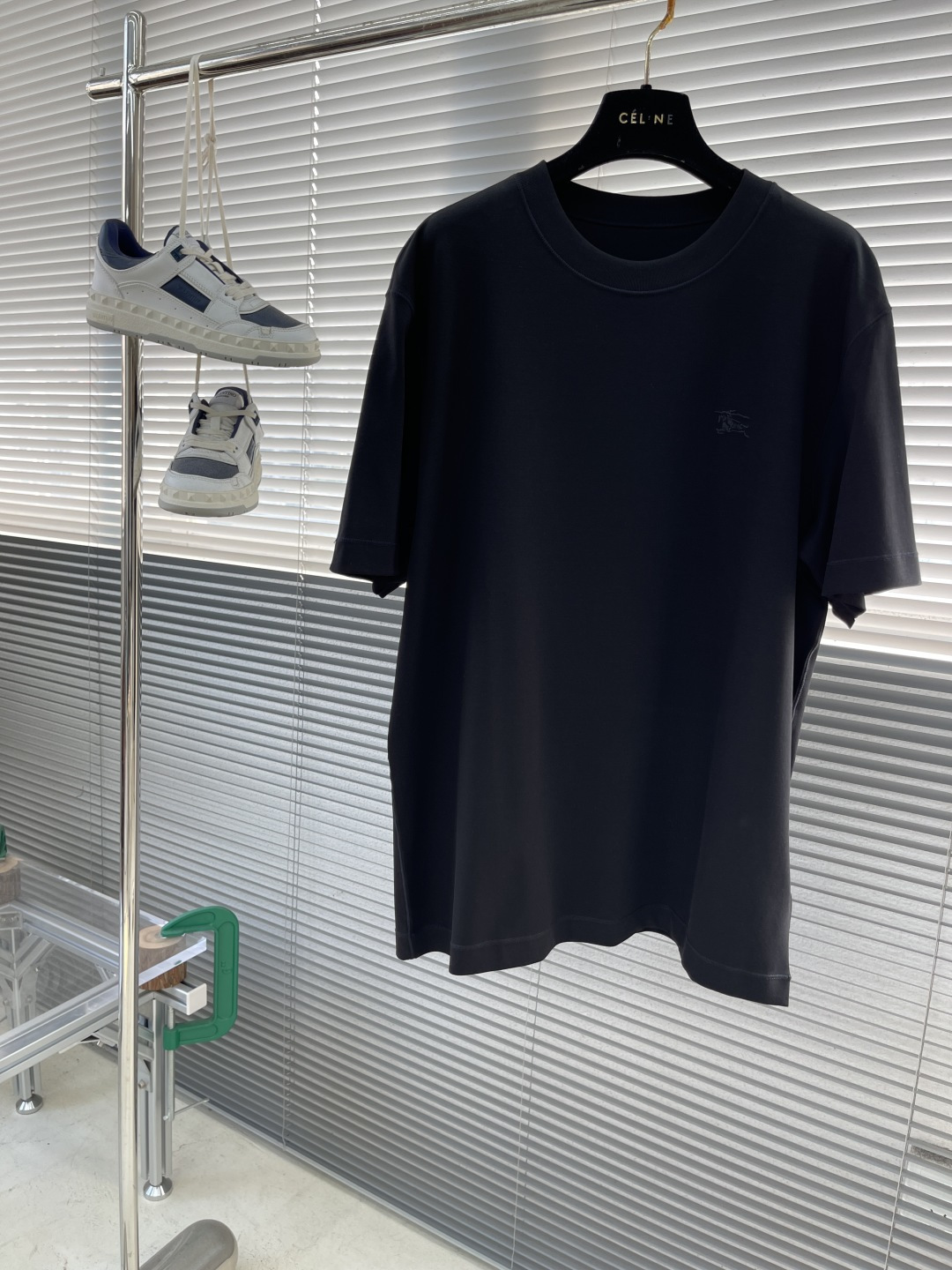 NO:743435,The highest version on the market, the girl inspects the goods, trims the three marks on the threads, and delivers the goods. You can post pictures and take videos. If you want quality and service, please add me on WeChat. We will not accept urgent orders. -BBR 2026 Spring and Summer Short Sleeve Series Size: m-5xL Slightly wide version Weight 230 grams Ingredients: cotton is delicate, soft and smooth to the touch Classic embroidered seals with craft patterns Simple and fashionable craftsmanship, Burberry - Clothing, T-shirt,19860909市面最高版本小妹验货、修剪线头上三标、发货可发图及拍视频,要品质要服务的加我微信,不接急单. -BBR 2026春夏短袖系列 尺码:m-5xL 版型微阔版型 克重230克重 成份棉触感细腻柔顺且爽滑 工艺图案做经典刺绣章仔 工艺简约时尚,博柏利-服装,T-shirt,,Women's clothing