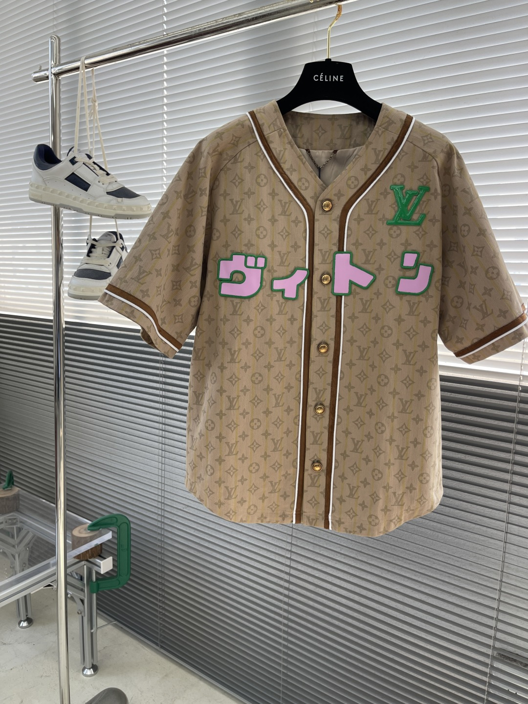 NO:135916,High-version Donkey Brand 2025 new co-branded Details new short-sleeved baseball uniform shirt is available exclusively for sale. The same style is on the official website!  25 Paris Show limited co-branded model This shirt combines baseball sports elements, including Zhangzi embroidery craftsmanship, suede edge stripes, craftsmanship and craftsmanship, and expresses Louis Vuitton logos on the front and behind. In addition, the childlike paper airplane fried chicken is eye-catching!  Paired with striped suede sleeves and custom original hardware button placket. The curved hem is casual and versatile!  The new style directly explodes the whole piece of clothing with strict alignment, and the workmanship shows its exquisiteness. The number of 46-52 46-73 73 bust 112 48-74 74 116 50-75 75 120 52-76 76 124 ,louis vuitton,louis vuitton,shirts,T-shirt,chamois leather,alexander wang19860909高版本 驴牌 2025新款联名Details 新款短袖棒球服衬衫重磅独家发售 官网同款！25巴黎走秀限定联名款 本款衬衫融汇棒球运动元素绝了,章仔绣花工艺,麂皮包边条纹,工艺定织,于正面和背后分别抒写路易威登标 另外童心未泯的纸飞机炒鸡吸睛！搭配条纹麂皮袖子和定制原版五金纽扣门襟. 弧形下摆休闲百搭！新款直接炸裂整件衣服对位严格,做工可见其精致. 码数46-52 46码衣长73 胸围112 48码衣长74 胸围116 50码衣长75 胸围120 52码衣长76 胸围124,,louis vuitton,louis vuitton,shirts,T-shirt,chamois leather,alexander wang,Men's clothing