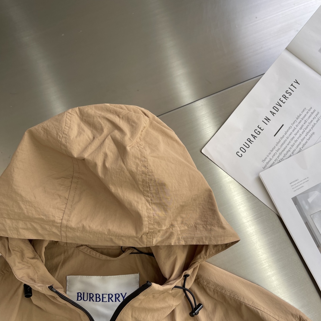 Burberry Lightweight Jacket with Horseferry Print in Camel - Spring/Summer 2025 3 cmp i1742553508184 6188 0 0