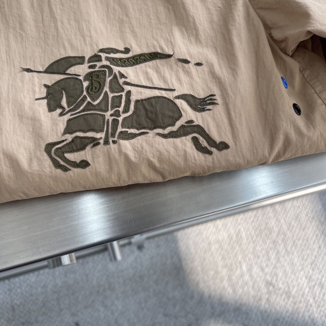 Burberry Lightweight Jacket with Horseferry Print in Camel - Spring/Summer 2025 4 cmp i1742553508193 99 0 1