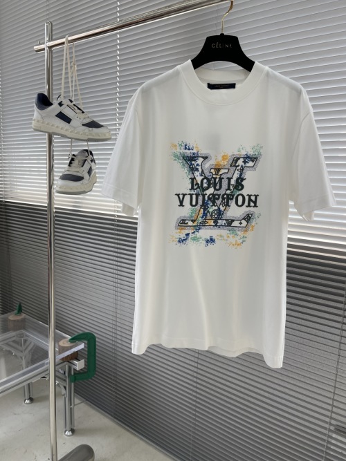 Louis Vuitton 2025 Summer Men's T-Shirt with Embroidered and Painted Logo 1 Louis Vuitton 2025 Summer Men's T-Shirt with Embroidered and Painted Logo