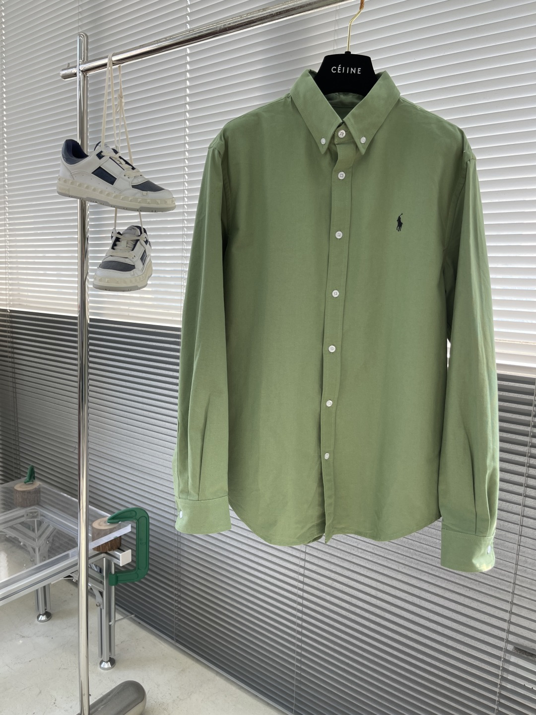 NO:952809,(XL/1) -Polo Ralph Lauren Oxford woven solid color logo embroidered buttoned lapel classic long-sleeved casual shirt. Made of pure cotton oxford fabric, ready-to-wear wash, skin-friendly and comfortable, classic embroidered logo, invincible and versatile, suitable for business and leisure!  A full set of original three-label accessories, 2 models of collar buttons, different currencies, three spare buttons given as a gift, and a small amount left from the original order!  All fabric accessories are provided by customers!  It feels delicate, soft and comfortable!  Skin friendly!  The details and craftsmanship are amazing!  A must-have for men's wardrobe!  The style is simple, stylish and casual!  Super handsome upper body!  Don’t miss it if you like it!  Original cotton and linen material, skin-friendly and comfortable, breathable and refreshing, distinguished from ordinary cotton material, classic embroidered logo, invincible and versatile, suitable for business and leisure!  Size S M L19860909（XL/1） -Polo Ralph Lauren拉夫劳伦牛津纺纯色Logo刺绣排扣翻领经典长袖休闲衬衫 纯棉牛津纺面料材质,成衣水洗,亲肤舒适,经典刺绣logo,无敌百搭,商务休闲都可驾驭！ 全套原版三标辅料齐全, 领口纽扣2种型号 ,区别通货 赠送三个备用纽扣 原厂订单剩余少量！所有面料辅料都是客供的！手感细腻柔软舒适！亲肤！细节工艺都非常赞！男士衣橱必备！版型简约大气时尚休闲！上身超帅！喜欢的不要错过！原版棉麻材质,亲肤舒适,透气清爽,区别通货纯棉材质,经典刺绣logo,无敌百搭,商务休闲都可驾驭！ 码数S M L XL 衣长76 78 80 82 肩宽44 46 48 胸围108 112 116 120 袖长62 64 66 68,,loro piana,shirts,,Men's clothing