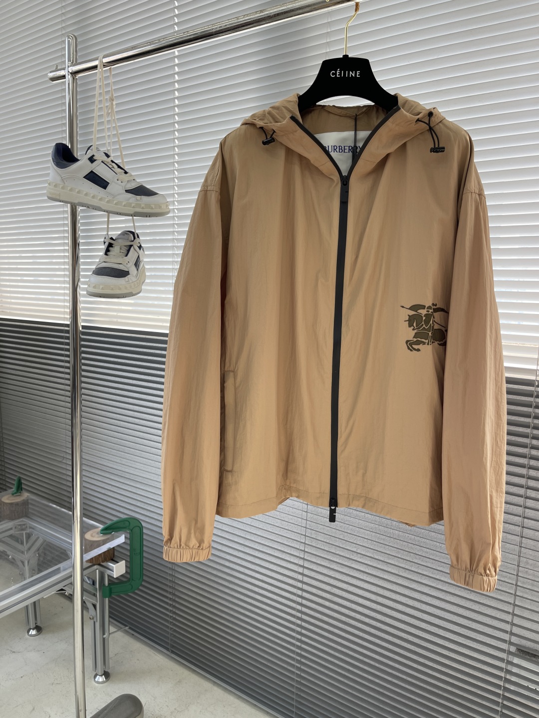 Burberry Lightweight Jacket with Horseferry Print in Camel - Spring/Summer 2025 1 cmp i1742556037319 267 0 5