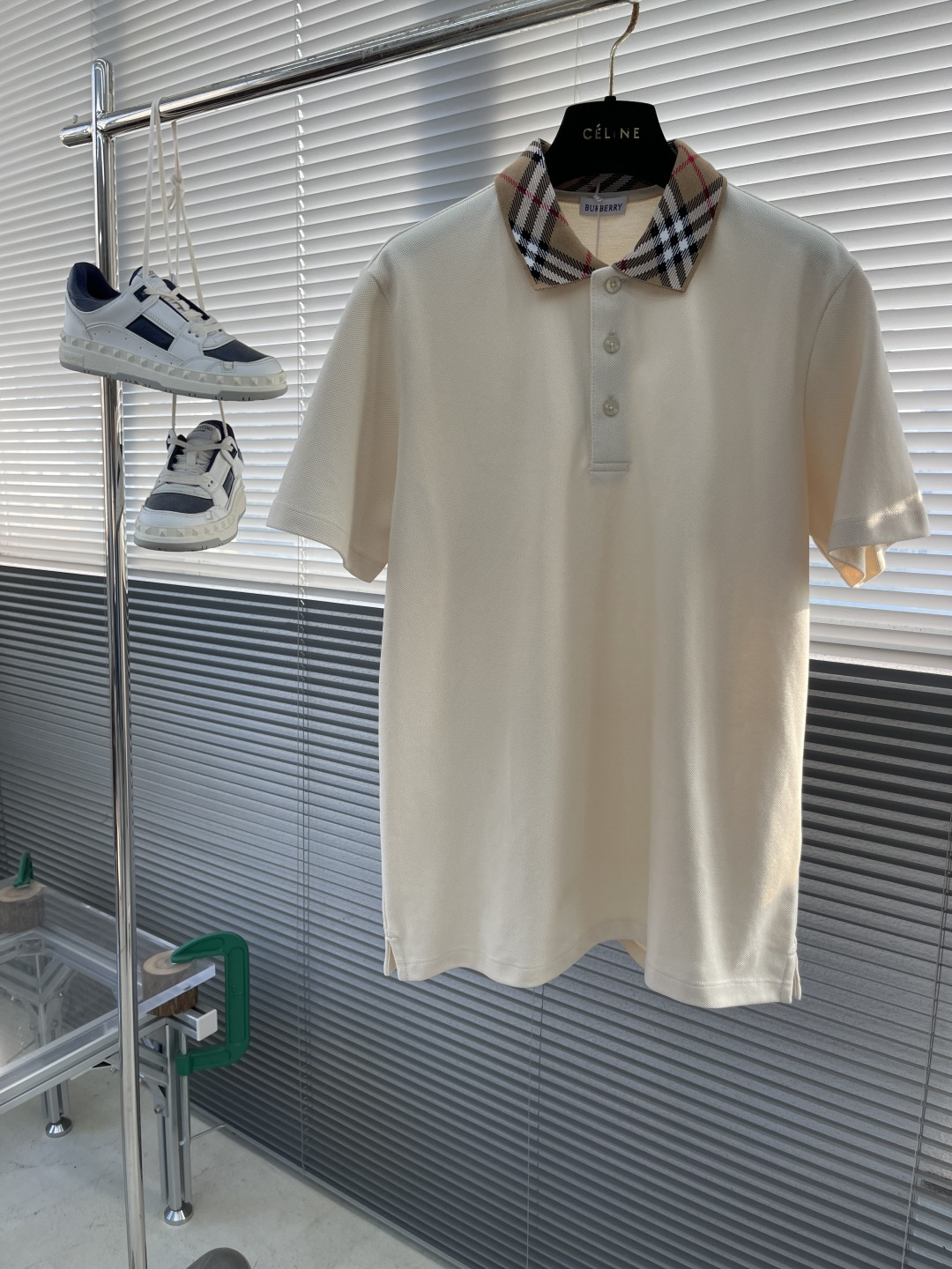 NO:135930,-BBR 25ss new POLO shirt, 11 customized on the official website, the collar is integrated into the brand's classic plaid contrasting color design, simple and atmospheric and detailed feeling, it is made of cotton with high-density beaded cloth, the fabric is washed and shaped and does not deform, does not shrink, and feels comfortable with the hand, three standards are complete, and it can be business and casual, and the upper body has a very good effect. Size S-XXL,,alexander wang19860909-BBR 25ss新款POLO衫,官网同售11定制,领子融入品牌经典格纹撞色设计,简约大气细节感超满,采用高密度珠地布制成棉质,面料洗水定型处理不变形,不缩水手感舒适,三标齐全,可商务可休闲上身效果超好. 尺码S-XXL,,alexander wang,Men's clothing