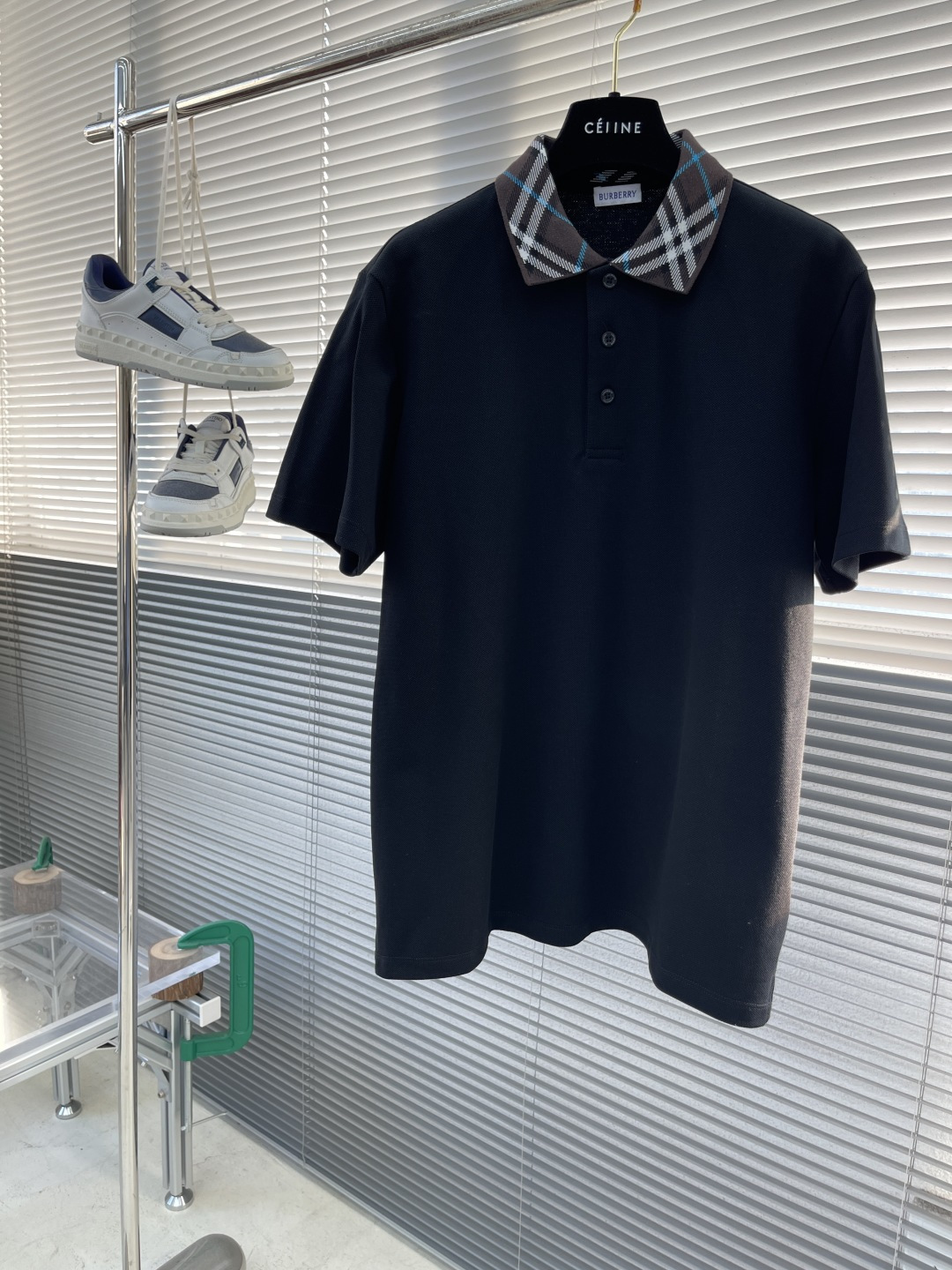 NO:135928,-BBR 25ss new POLO shirt, 11 customized on the official website, the collar is integrated into the brand's classic plaid contrasting color design, simple and atmospheric and detailed feeling, it is made of cotton with high-density beaded cloth, the fabric is washed and shaped and does not deform, does not shrink, and feels comfortable with the hand, three standards are complete, and it can be business and casual, and the upper body has a very good effect. Size S-XXL,,alexander wang19860909-BBR 25ss新款POLO衫,官网同售11定制,领子融入品牌经典格纹撞色设计,简约大气细节感超满,采用高密度珠地布制成棉质,面料洗水定型处理不变形,不缩水手感舒适,三标齐全,可商务可休闲上身效果超好. 尺码S-XXL,,alexander wang,Men's clothing