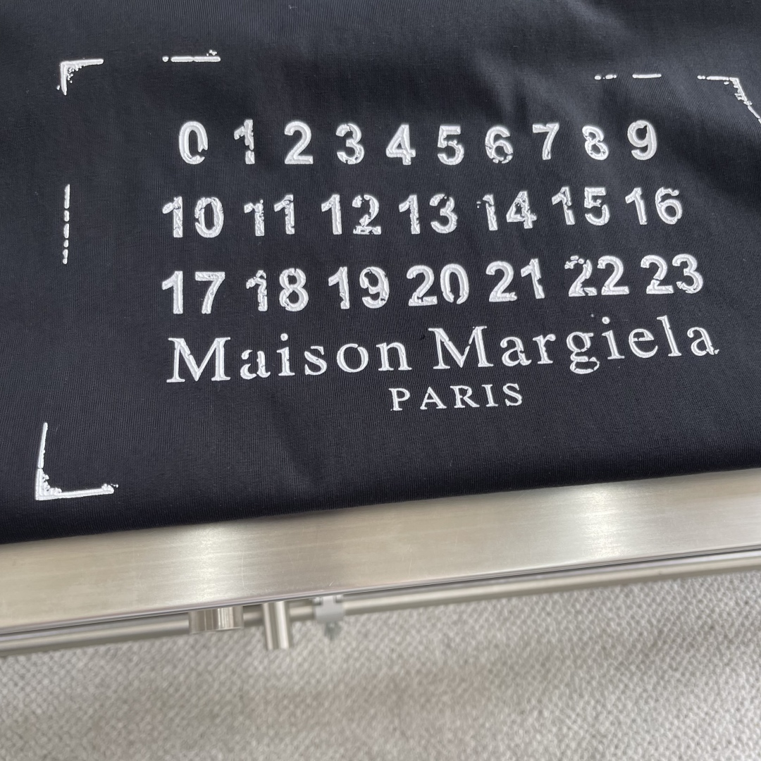 Maison Margiela Men's Black Number Print Short Sleeve T-Shirt 5 cmp i1742814047032 6226 0 2