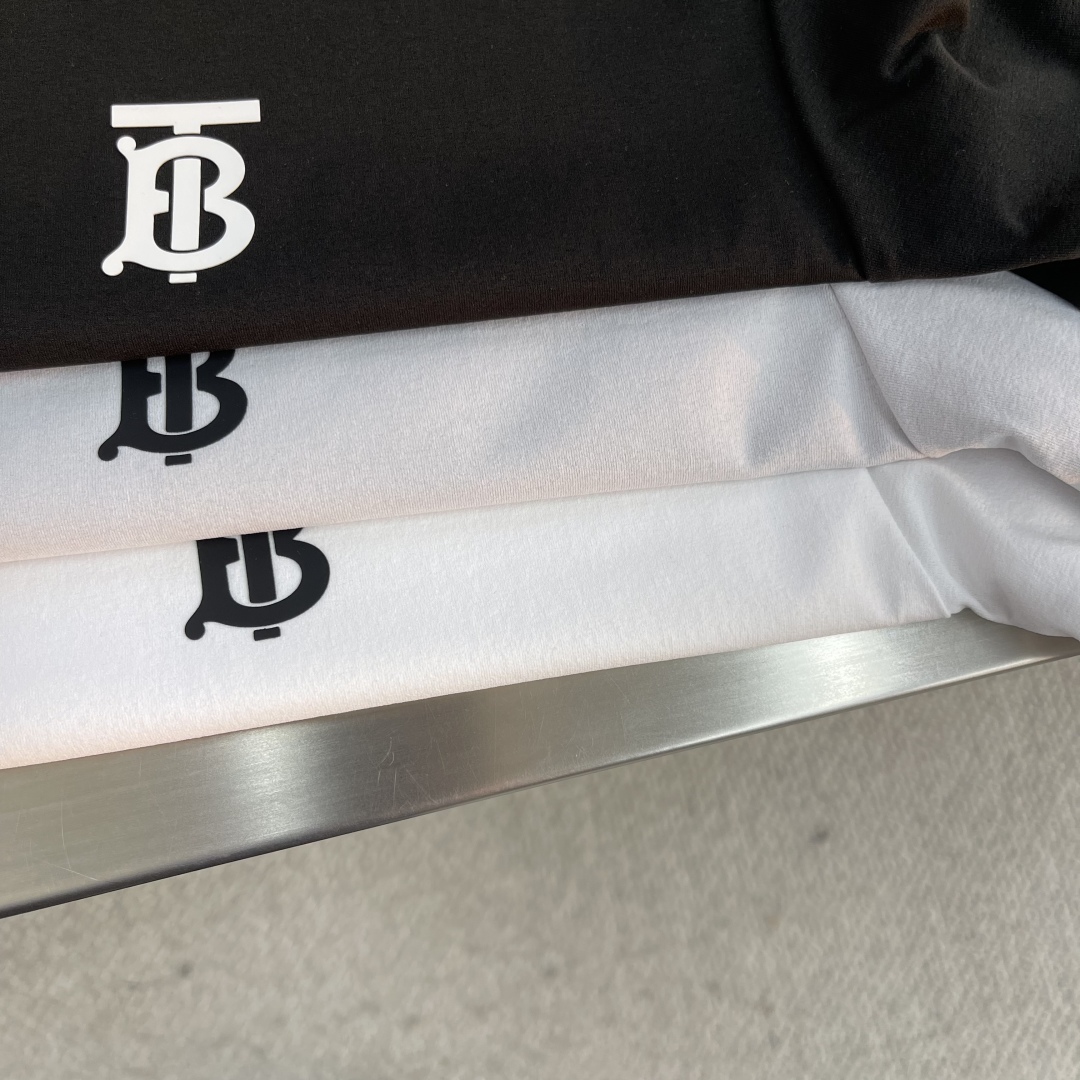 Burberry 2025 Spring/Summer White T-Shirt with BB Logo, Comfortable and Stylish 3 cmp i1742814447483 7812 0 1