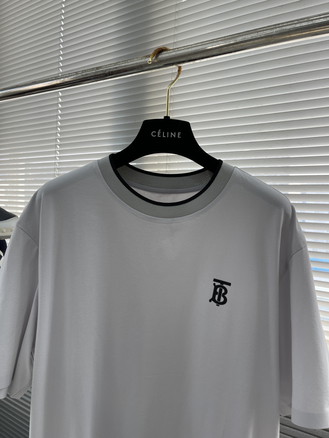 Burberry 2025 Spring/Summer White T-Shirt with BB Logo, Comfortable and Stylish 2 cmp i1742817130896 1347 0 6