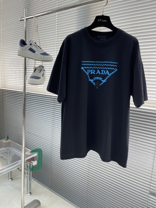 Prada 2025 New Wave Logo T-Shirt, Relaxed Fit, Pure Cotton Fabric 1 Prada 2025 New Wave Logo T-Shirt, Relaxed Fit, Pure Cotton Fabric
