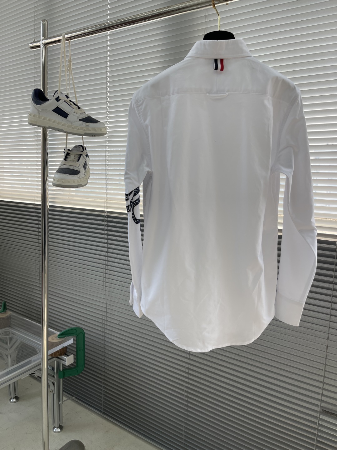 Thom Browne White Oxford Shirt with Snake Embroidery and Four-Bar Stripe 8 cmp i1742817994878 4571 0 7