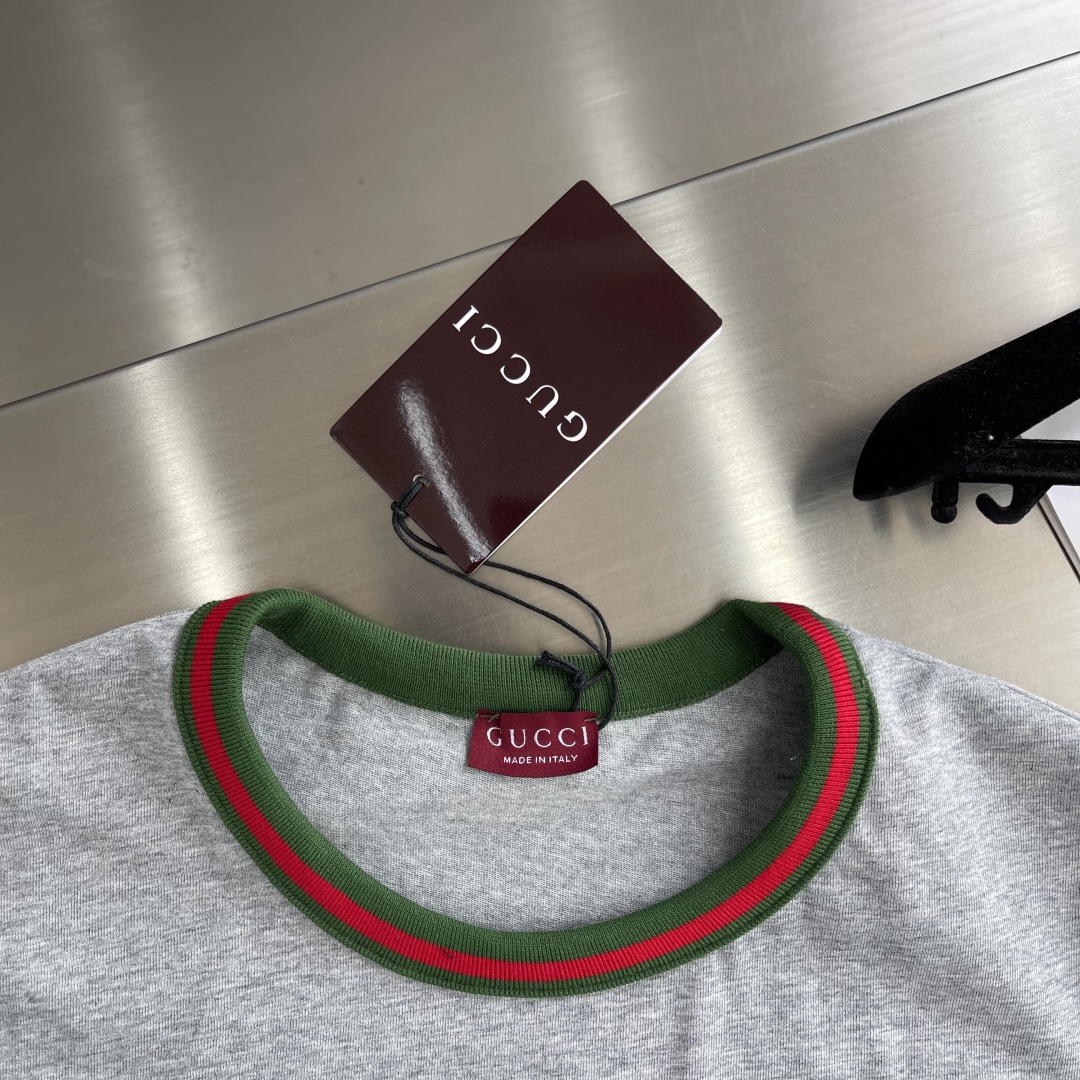 Gucci 25SS New Short-Sleeve T-Shirt with Logo Patch and Web Trim 3 cmp i1742894898876 5431 0 0