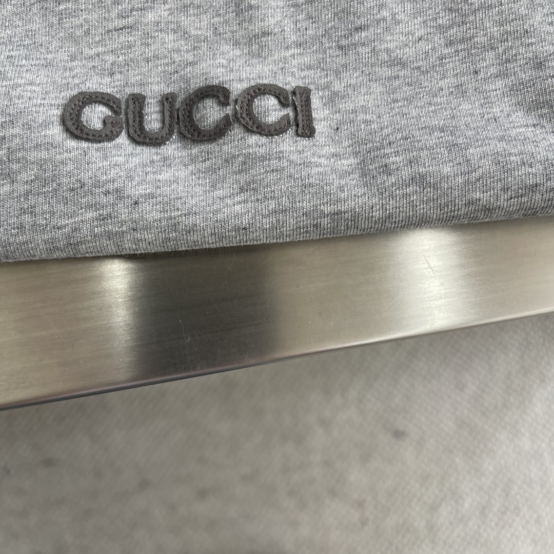 Gucci 25SS New Short-Sleeve T-Shirt with Logo Patch and Web Trim 4 cmp i1742894898886 7649 0 1