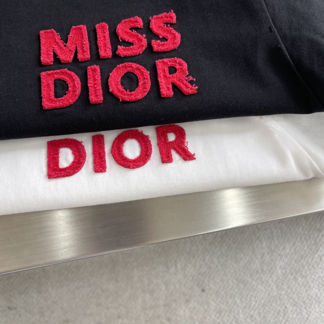 Dior 25SS White T-Shirt with 'Miss Dior' Embroidery, Unisex Oversized Fit 3 cmp i1742895792201 1732 0 0