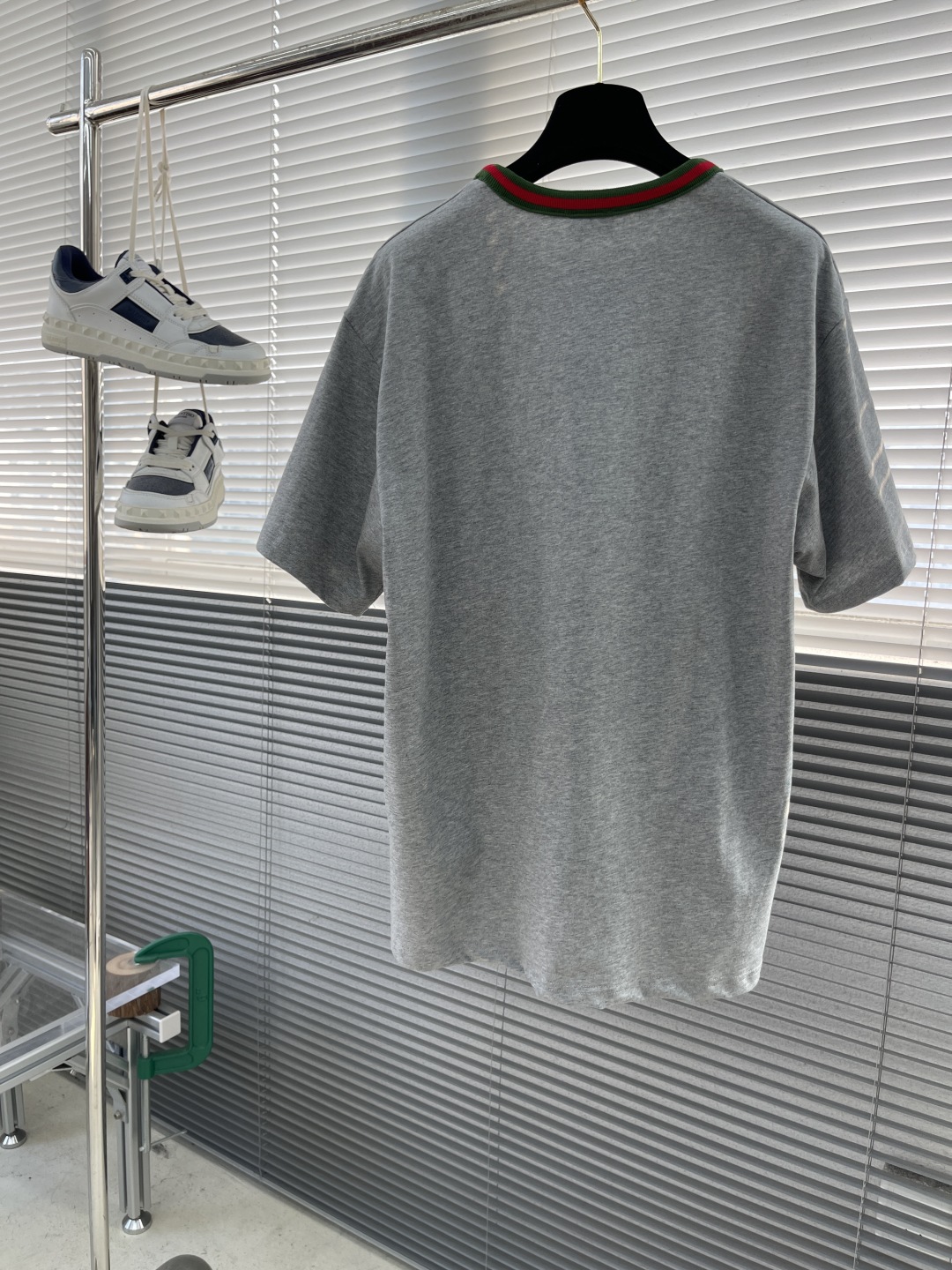 Gucci 25SS New Short-Sleeve T-Shirt with Logo Patch and Web Trim 8 cmp i1742901015138 5211 0 7