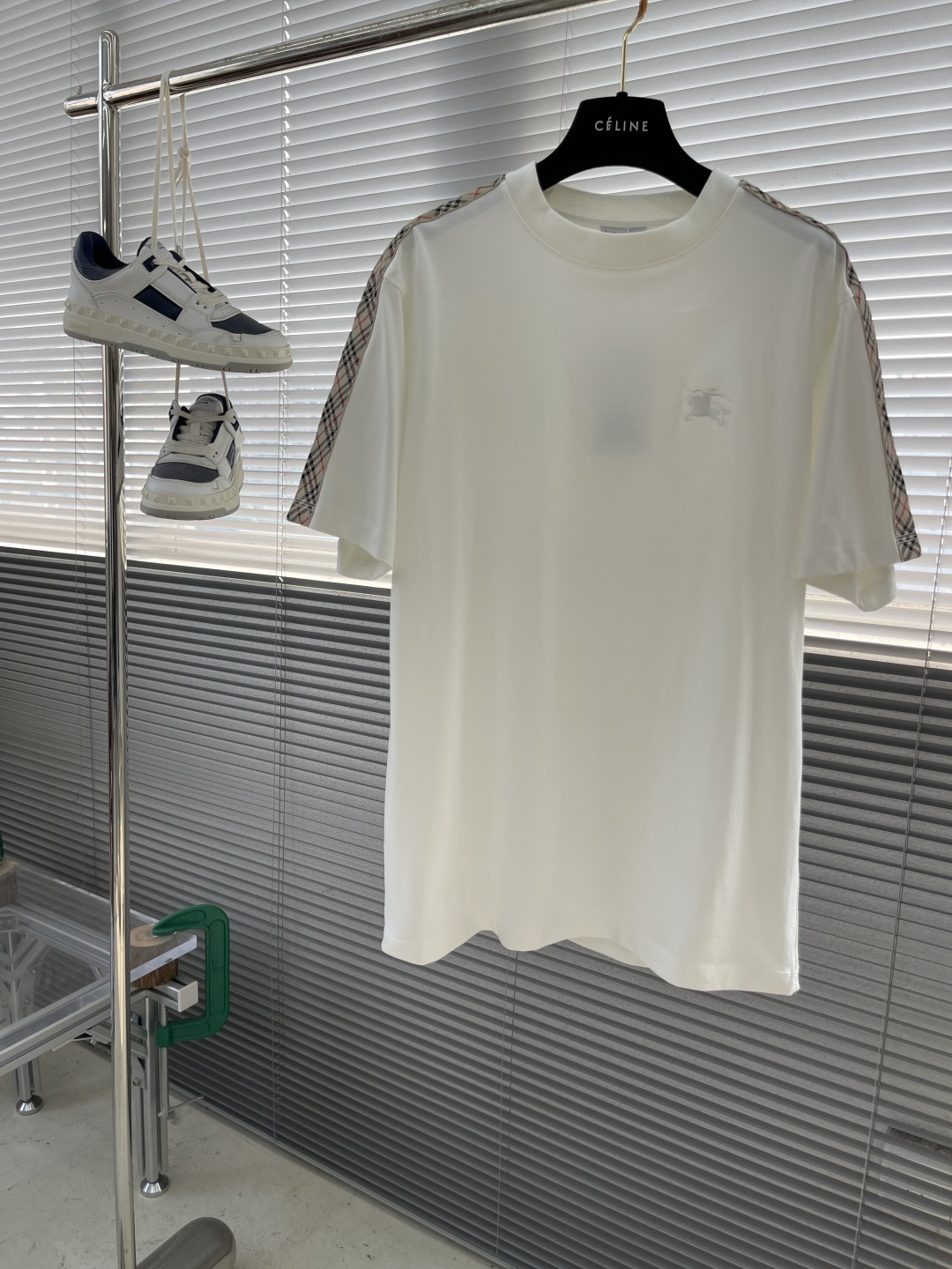 Burberry White Cotton T-Shirt with Checkered Sleeves and Equestrian Knight