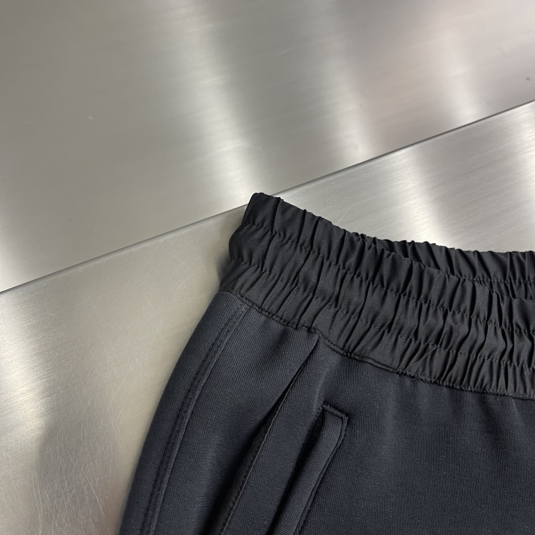 

-Y-3  25ss春夏新款抽绳短裤！
贸易公司渠道稀出，春夏季必入的时尚运动短裤，此款精选高针高密