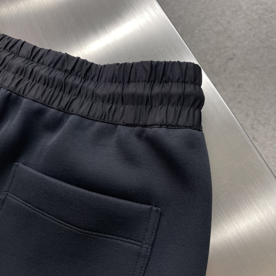 

-Y-3  25ss春夏新款抽绳短裤！
贸易公司渠道稀出，春夏季必入的时尚运动短裤，此款精选高针高密