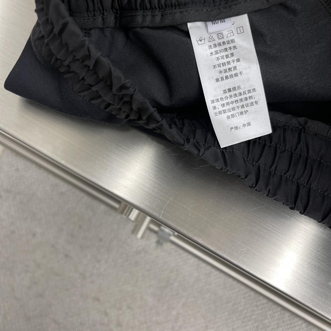 

-Y-3  25ss春夏新款抽绳短裤！
贸易公司渠道稀出，春夏季必入的时尚运动短裤，此款精选高针高密