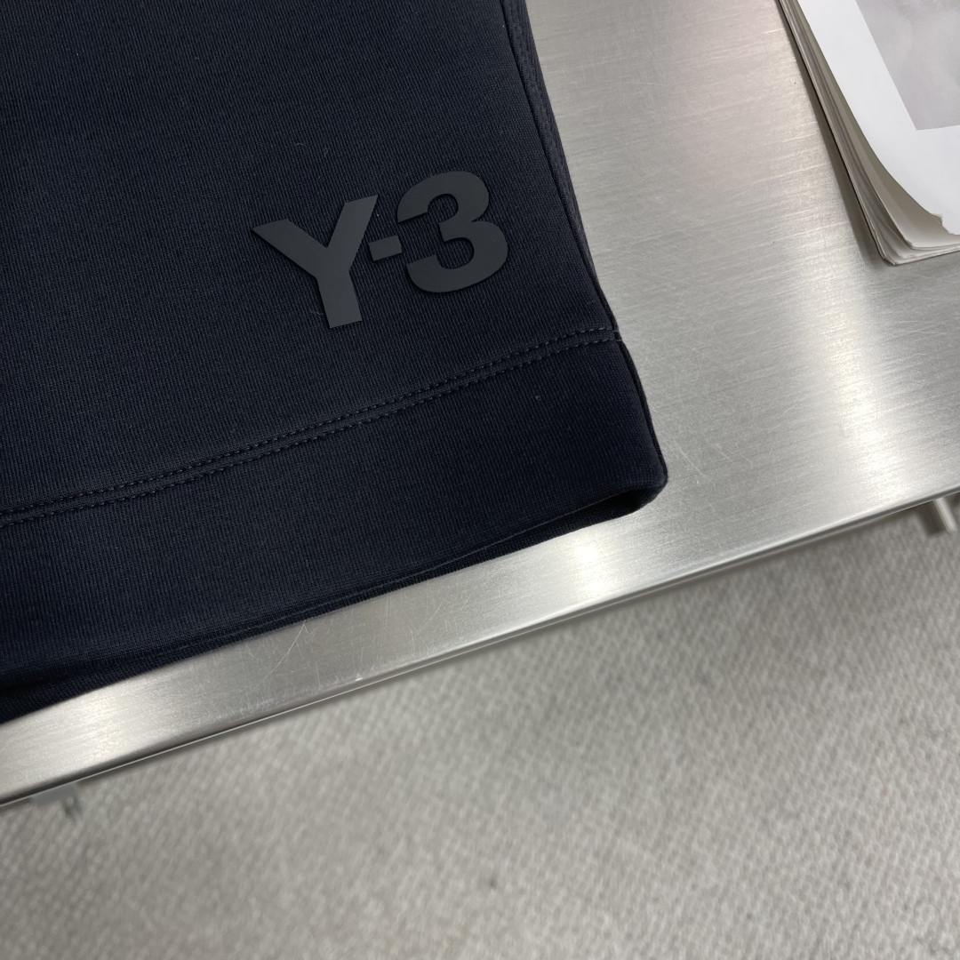 

-Y-3  25ss春夏新款抽绳短裤！
贸易公司渠道稀出，春夏季必入的时尚运动短裤，此款精选高针高密
