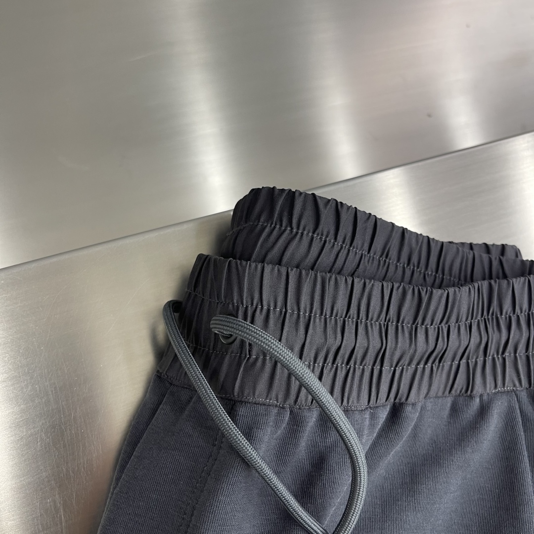 

-Y-3  25ss春夏新款抽绳短裤！
贸易公司渠道稀出，春夏季必入的时尚运动短裤，此款精选高针高密