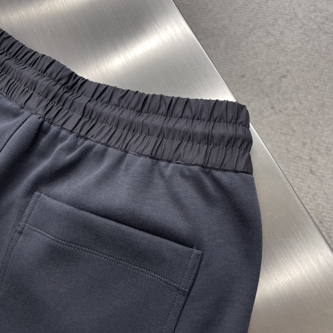

-Y-3  25ss春夏新款抽绳短裤！
贸易公司渠道稀出，春夏季必入的时尚运动短裤，此款精选高针高密
