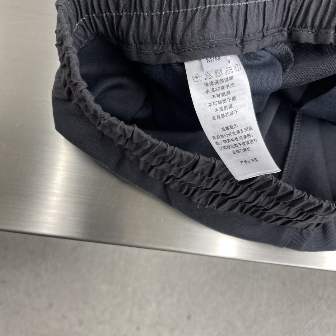 

-Y-3  25ss春夏新款抽绳短裤！
贸易公司渠道稀出，春夏季必入的时尚运动短裤，此款精选高针高密