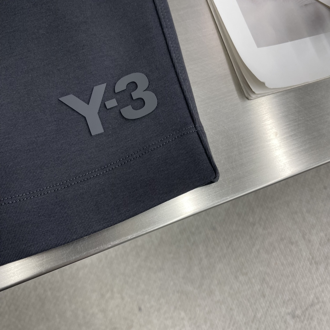 

-Y-3  25ss春夏新款抽绳短裤！
贸易公司渠道稀出，春夏季必入的时尚运动短裤，此款精选高针高密