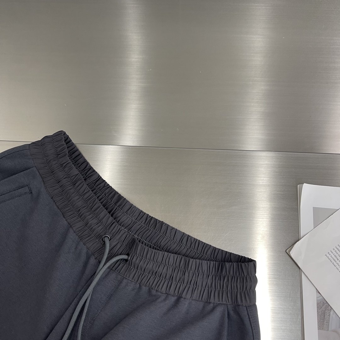 

-Y-3  25ss春夏新款抽绳短裤！
贸易公司渠道稀出，春夏季必入的时尚运动短裤，此款精选高针高密