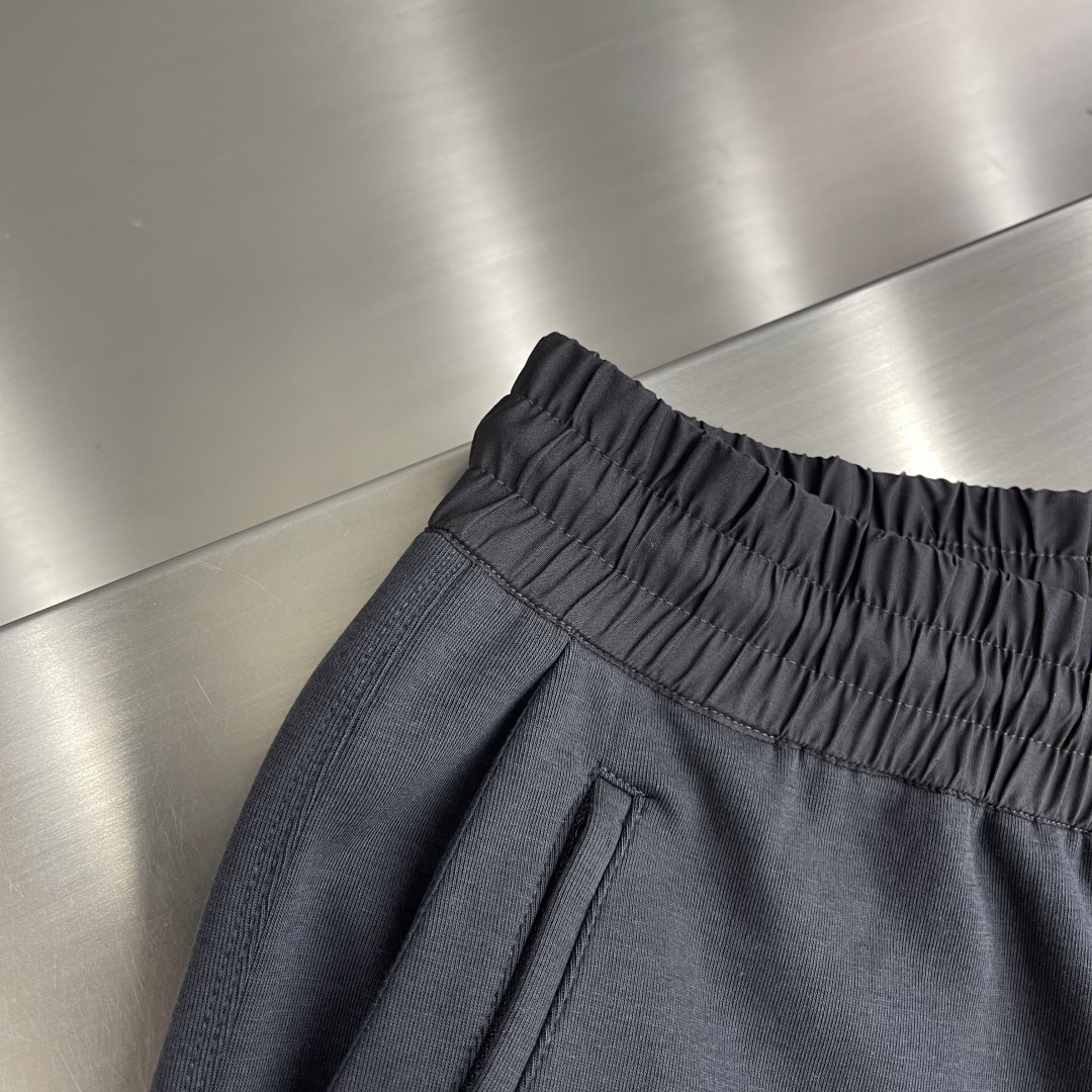 

-Y-3  25ss春夏新款抽绳短裤！
贸易公司渠道稀出，春夏季必入的时尚运动短裤，此款精选高针高密
