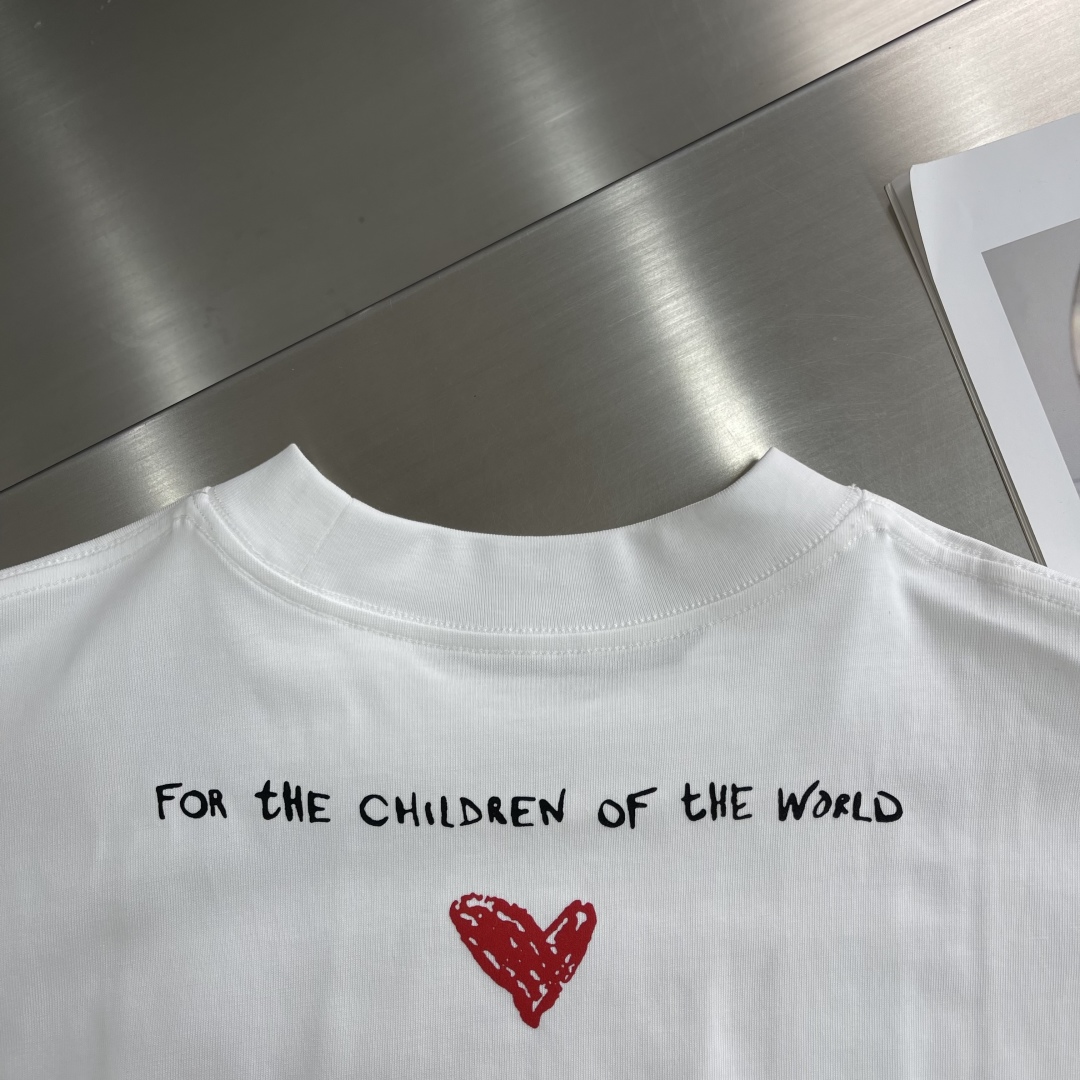 

-2025 Jil Sander 品牌经典黑白小字母T恤。
以其极简主义的设计理念，诠释了低调的奢华
