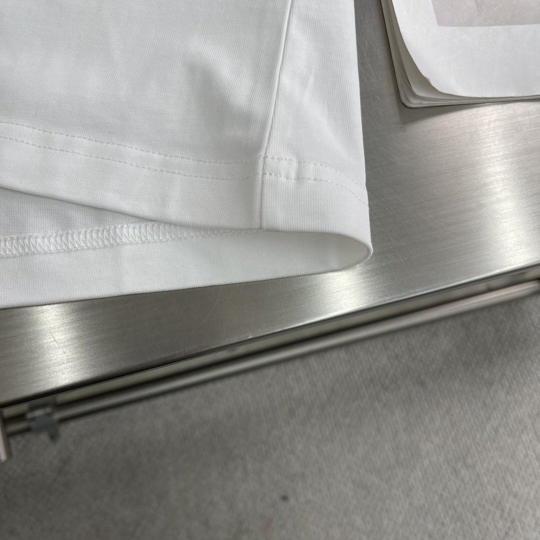 

-2025 Jil Sander 品牌经典黑白小字母T恤。
以其极简主义的设计理念，诠释了低调的奢华