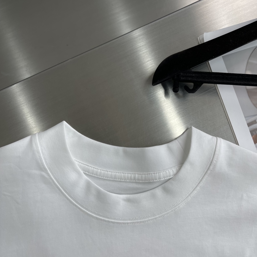 

-2025 Jil Sander 品牌经典黑白小字母T恤。
以其极简主义的设计理念，诠释了低调的奢华