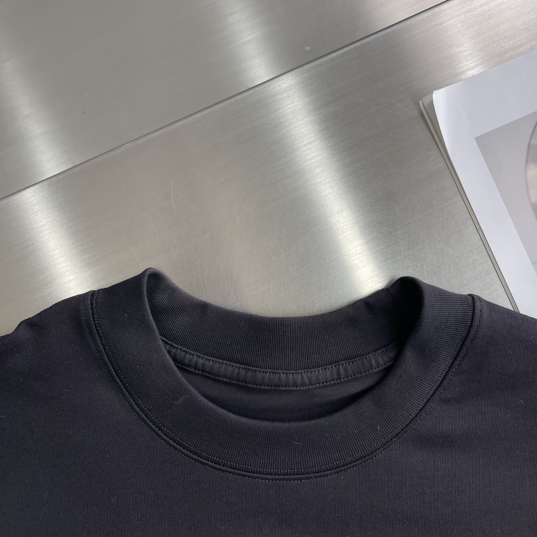 

-2025 Jil Sander 品牌经典黑白小字母T恤。
以其极简主义的设计理念，诠释了低调的奢华